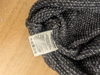Braga de cuello gris y negro