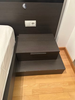 Todo el conjunto cama, cabezal, armario