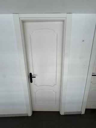 Puerta blanca para oficina, baño o trastero