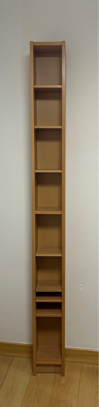 Estantería de madera estrecha
