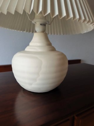 Lámpara de mesa beige cerámica y papel