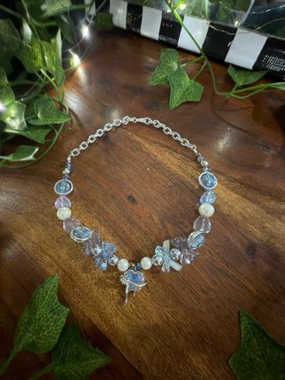 Collar plateado con abalorios azules