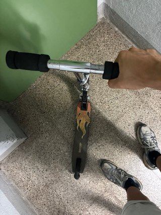 Patinete infantil con diseño de llamas