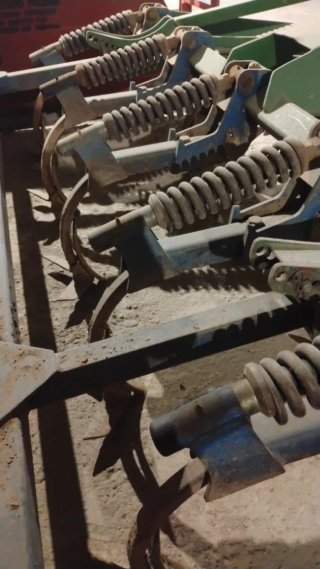 Chisel Agromet 9 brazos con rodillo