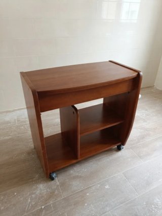 Mesa de ordenador con ruedas