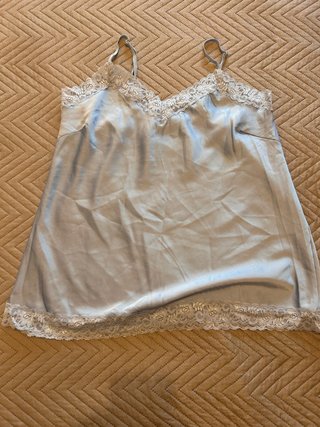 Camiseta lencera azul con encaje