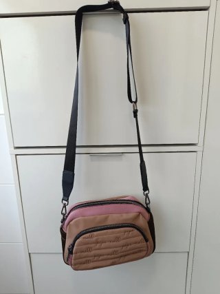 Bolso colgar de Pepe Moll, rosa y marrón.
