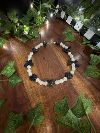 Collar perlas y corazones negros