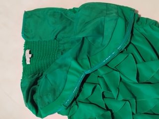 Vestido de fiesta verde con volantes
