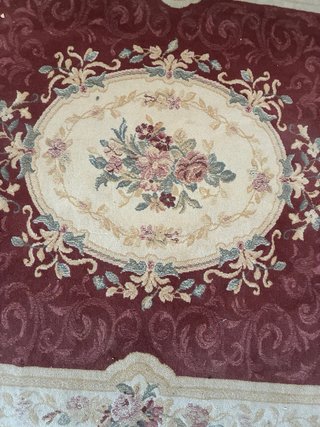 Alfombra de salón beige y roja