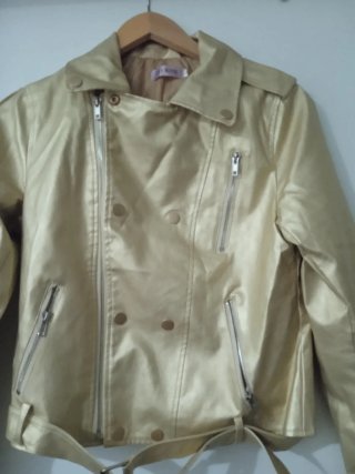Chaqueta dorada estilo motero