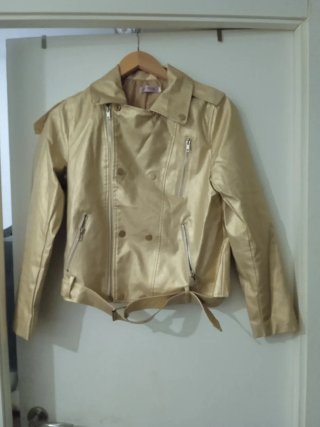 Chaqueta dorada estilo motero