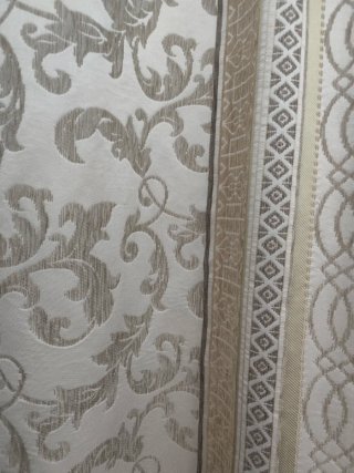 Dos patas de cortinas en tonos beige y marrón