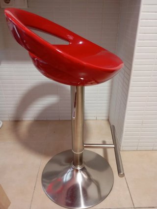 Taburete de cocina rojo y cromado