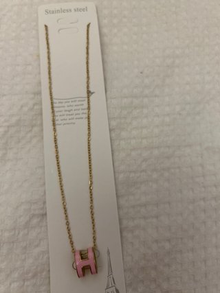 Cadena dorada con colgante H rosa