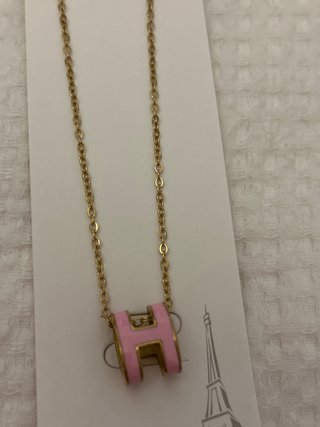 Cadena dorada con colgante H rosa