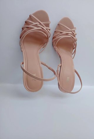Zapatos de tacón Zara color rosa.