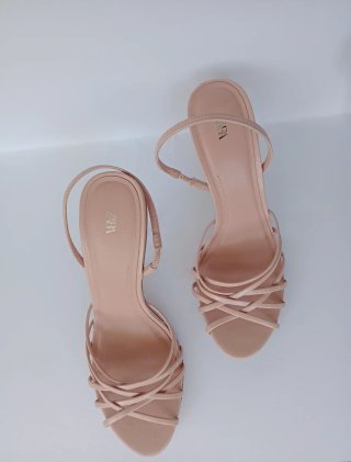 Zapatos de tacón Zara color rosa.