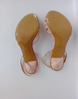 Zapatos de tacón Zara color rosa.