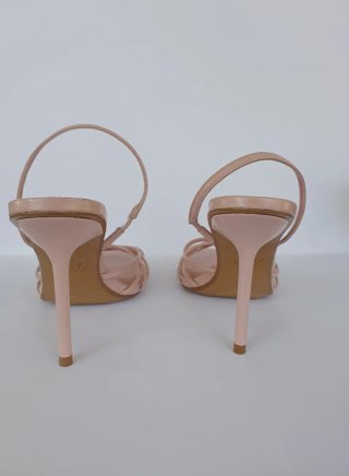 Zapatos de tacón Zara color rosa.