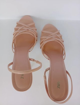 Zapatos de tacón Zara color rosa.