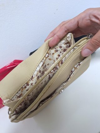Lote 3 Bolsos: Cartera Mano y Neceser