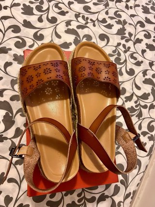 Sandalias cuña cómodas y elegantes