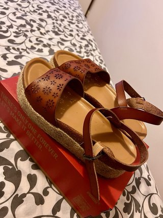 Sandalias cuña cómodas y elegantes