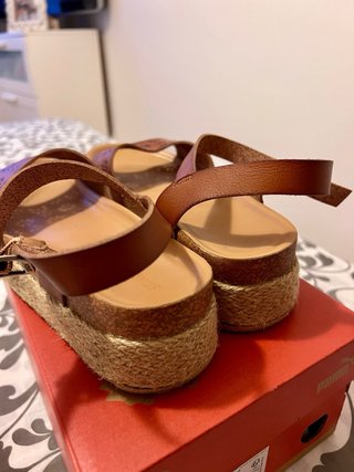 Sandalias cuña cómodas y elegantes