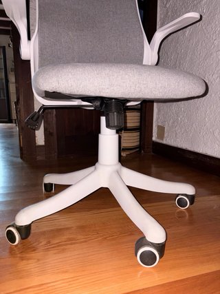 Silla ergonómica gris y blanca