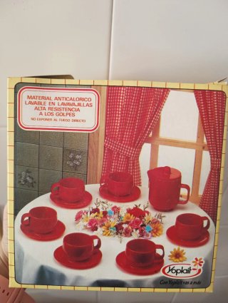 Jarra y tazas Yoplait con platos