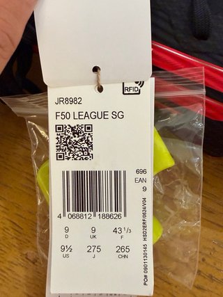 Botas de fútbol Adidas negras y rojas