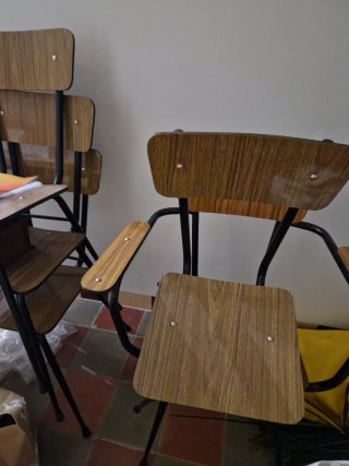 Sillas de madera y metal