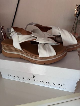 Sandalias blancas sin estrenar