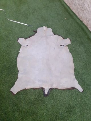 Alfombra de piel marrón y blanca
