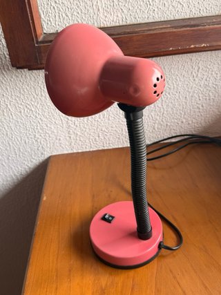 Lámpara de escritorio rosa y negra