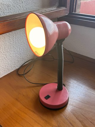 Lámpara de escritorio rosa y negra
