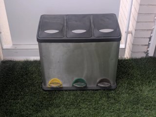 Cubo de basura metálico con 3 compartimentos