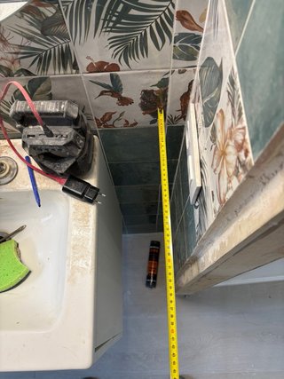 Mueble de baño con lavabo y espejo