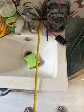 Mueble de baño con lavabo y espejo