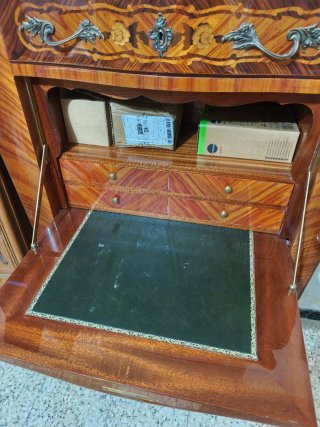 Escritorio antiguo de madera con marquetería