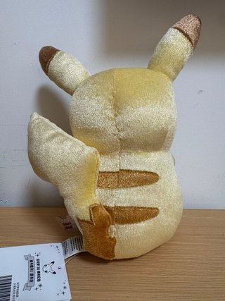 Peluche Pikachu 30th Anniversary con Poké Ball