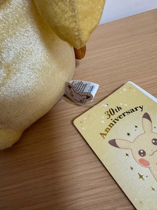 Peluche Pikachu 30th Anniversary con Poké Ball