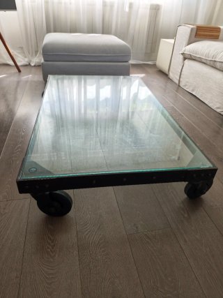 Mesa de centro industrial con ruedas