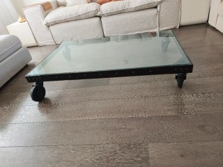 Mesa de centro industrial con ruedas