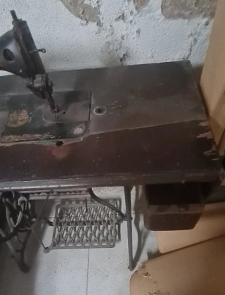 Máquina de coser Singer con mueble