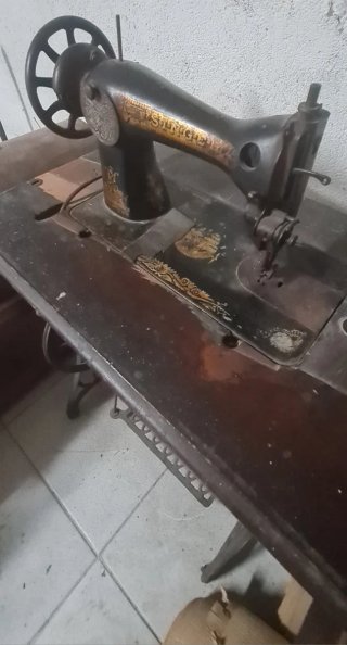 Máquina de coser Singer con mueble