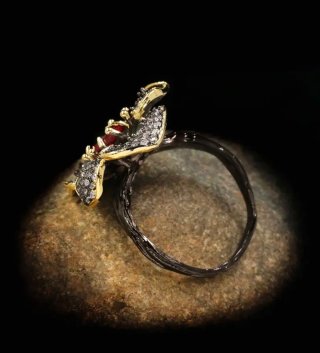 Anello donna fiore con zirconi e pietra