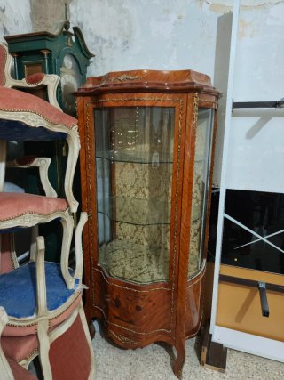 Vitrina antigua de madera y cristal