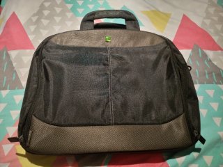 Maletín portátil negro y gris